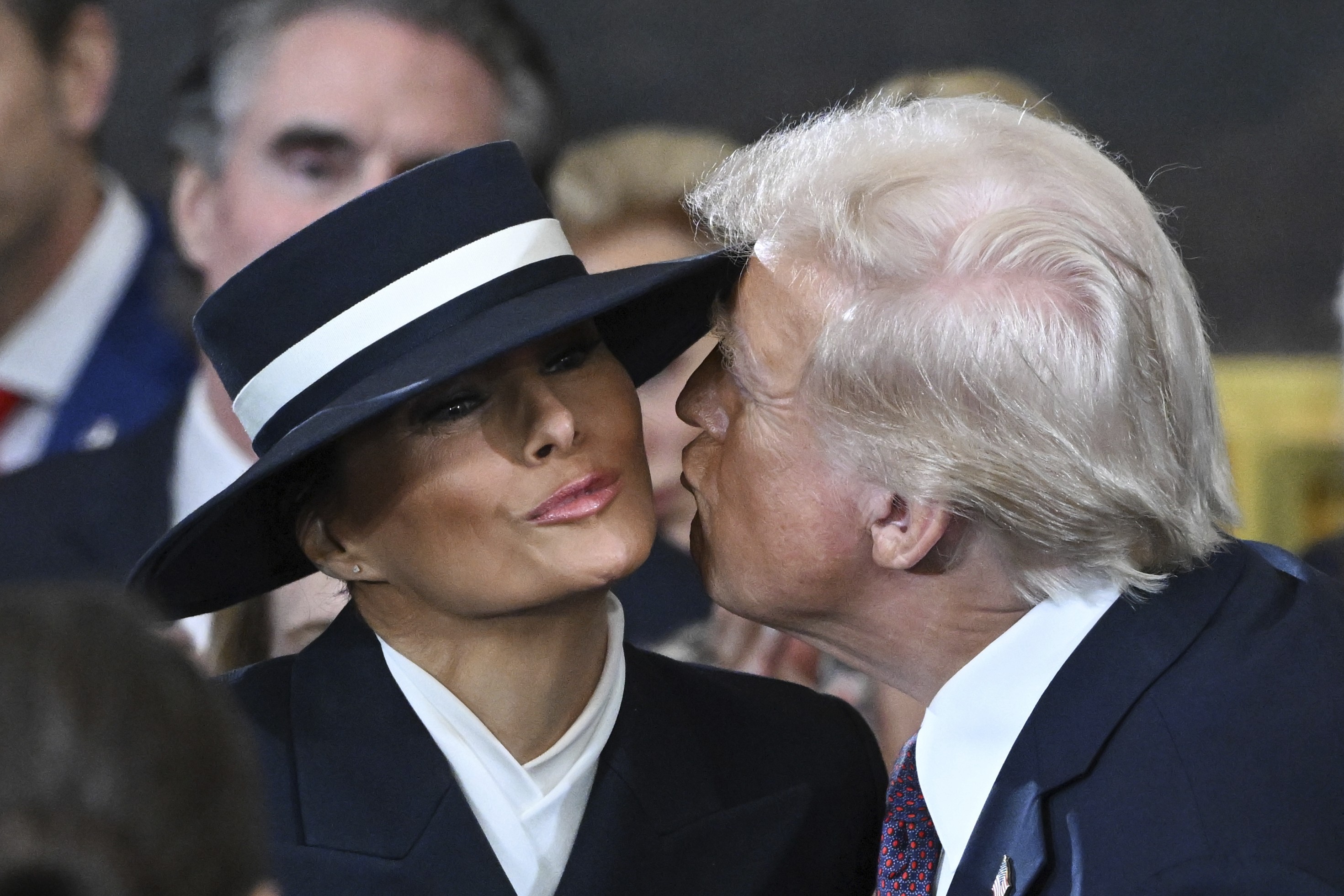 'Quase': Trump cumprimenta Melania com beijo à distância durante posse